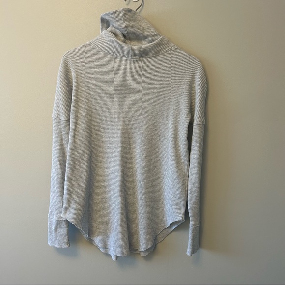 Aritzia TNA Waffle Turtle Neck Long Sleeve Sweater Shirt Size XS - Picture 6 of 9